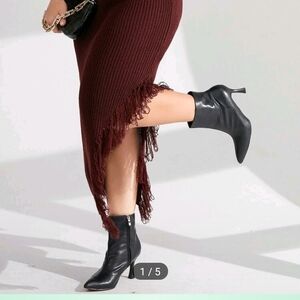 Elegant KNITT Midi Skirt with Timeless Appeal